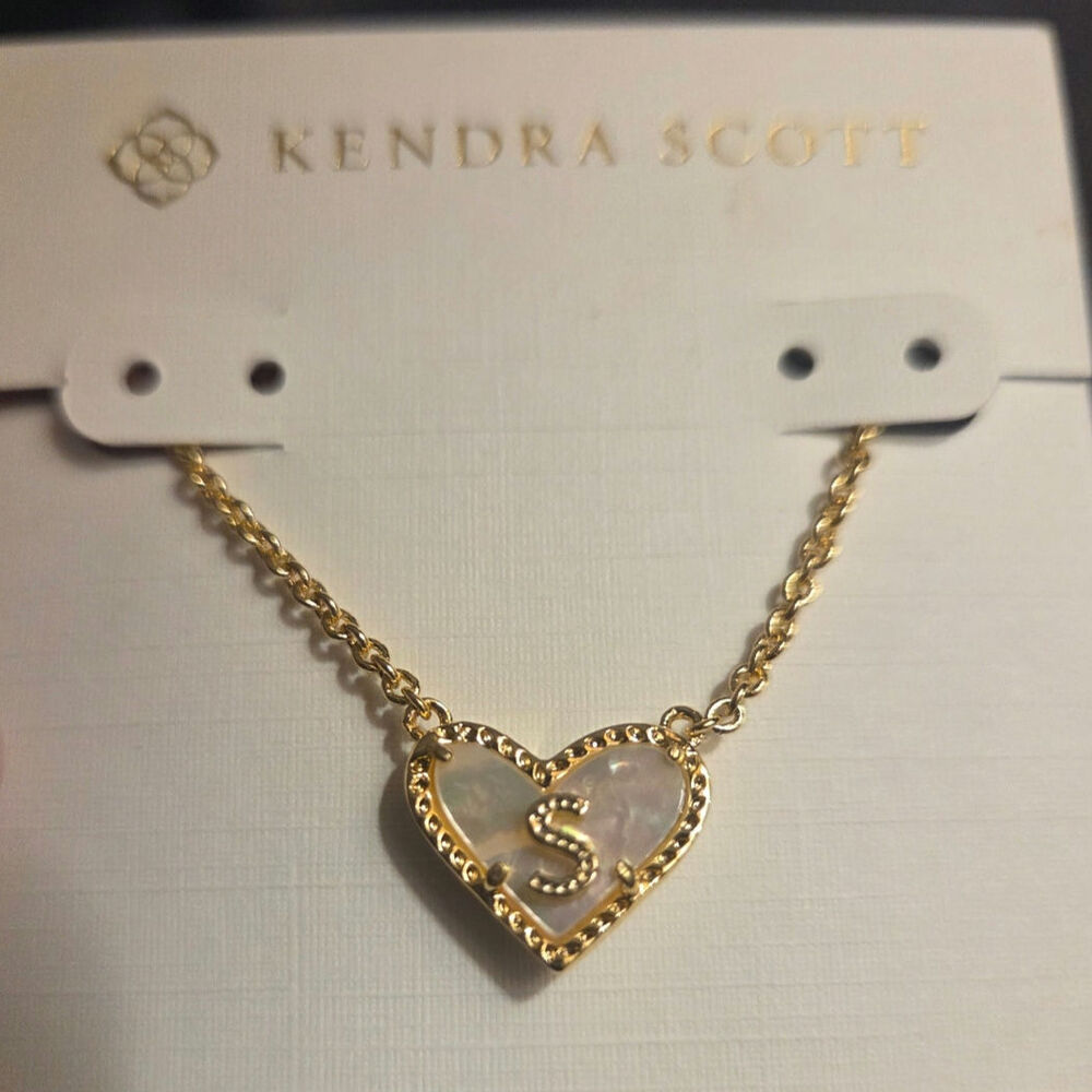 KENDRA SCOTT "S" MONOGRAM INITIAL MOTHER OF PEARL GOLD NECKLACE.